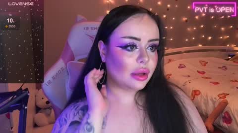 Snapshot of huggy_og chatting on December 9, 9:48 pm Maddison online show from December 9, 9:48 pm