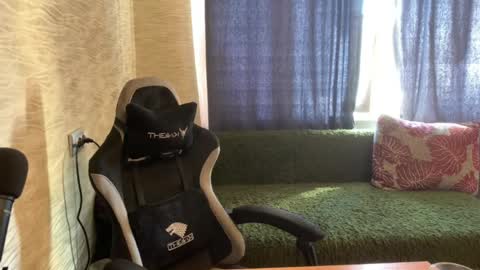 Snapshot of hugo__brad chatting on May 2, 12:10 pm Hugo online show from May 2, 12:10 pm