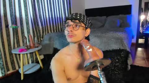 Snapshot of hugo_cooper chatting on May 4, 10:06 pm HUGO online show from May 4, 10:06 pm