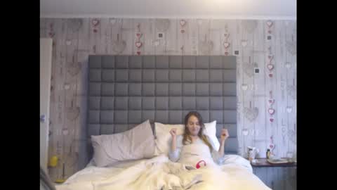 Snapshot of hunterandesme chatting on January 1, 10:11 am HunterandEsme online show from January 1, 10:11 am