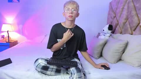 Son Hyunjin online show from January 12, 5:40 pm