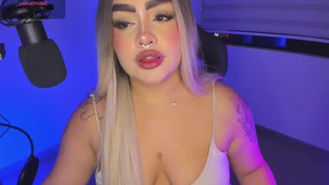 Snapshot of i_am_ari chatting on March 1, 1:32 am Ari online show from March 1, 1:32 am