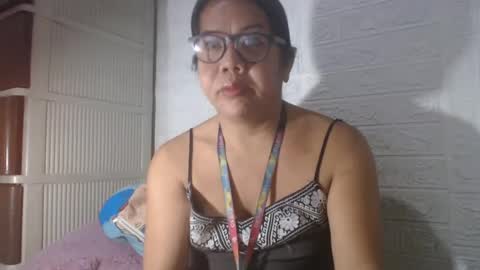 Snapshot of i_drain_u_bitch chatting on February 8, 11:33 am jamaeca online show from February 8, 11:33 am