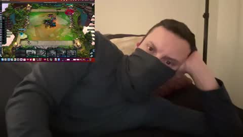 Snapshot of i_o_ro chatting on December 18, 6:32 am i o ro online show from December 18, 6:32 am