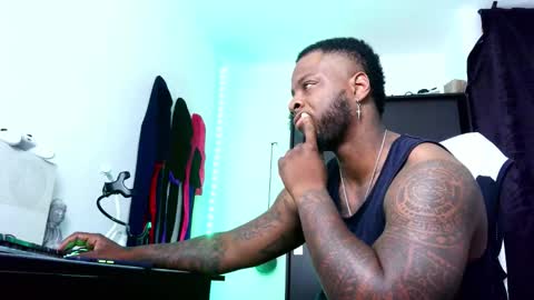 Mr H Independent model online show from October 24, 3:25 am