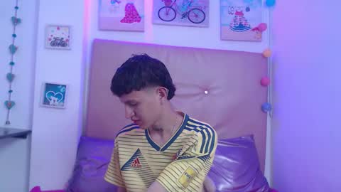 iam_lukas__ online show from January 14, 2:23 pm