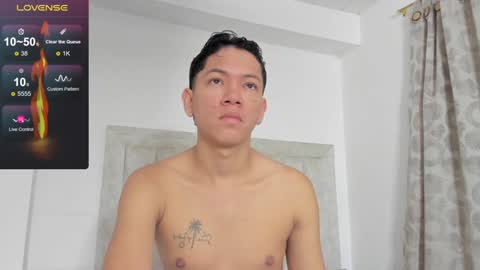Snapshot of iamjulian_ chatting on December 15, 11:01 am Juliiiiian online show from December 15, 11:01 am