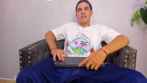 Snapshot of ian_jhonson_ chatting on March 1, 3:53 am Ian online show from March 1, 3:53 am