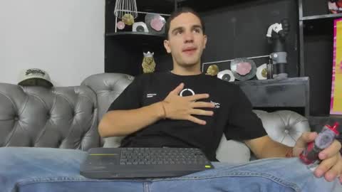 Snapshot of ian_jhonson_ chatting on March 1, 10:42 pm Ian online show from March 1, 10:42 pm