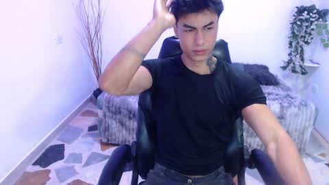 Snapshot of ian_west chatting on February 17, 11:40 am Ian online show from February 17, 11:40 am