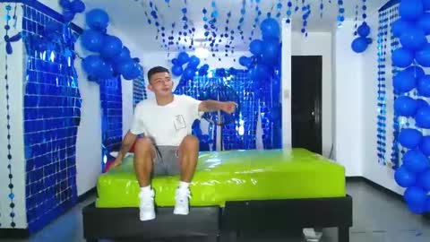 THOMAS AND DAMIAND online show from December 26, 9:15 pm