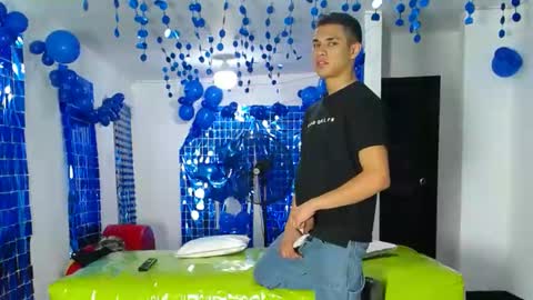 THOMAS AND DAMIAND online show from December 29, 6:16 pm