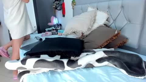 idaly    online show from December 28, 1:08 am