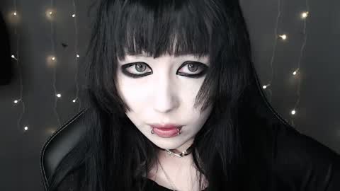 iiiiiiis online show from April 16, 9:39 pm