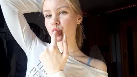 ShyLuna online show from March 19, 6:50 am