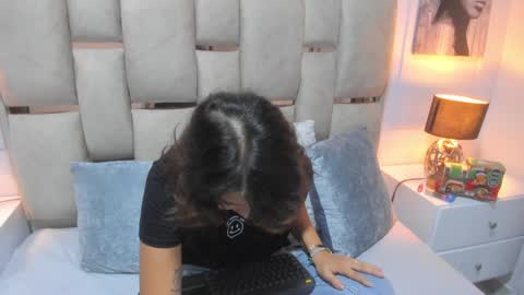 Snapshot of iliy_ chatting on December 12, 9:30 am ILY   online show from December 12, 9:30 am