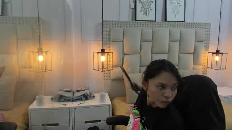 Snapshot of iliy_ chatting on December 17, 1:29 am ILY   online show from December 17, 1:29 am