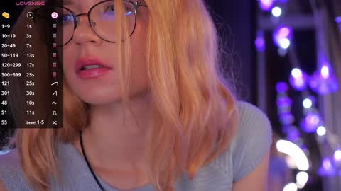 Snapshot of illegaldream chatting on December 21, 4:25 pm Lindsey and Candice online show from December 21, 4:25 pm