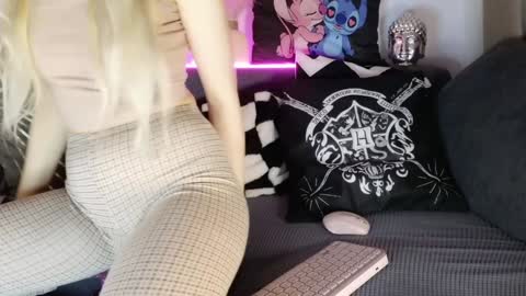 nicollee online show from February 5, 11:06 pm