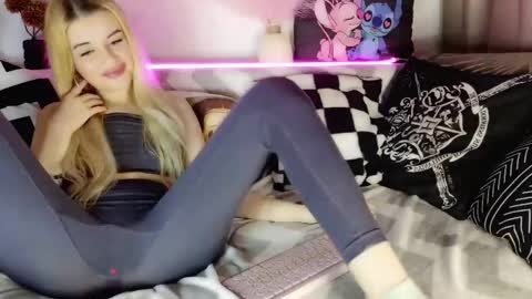 nicollee online show from February 21, 8:38 pm