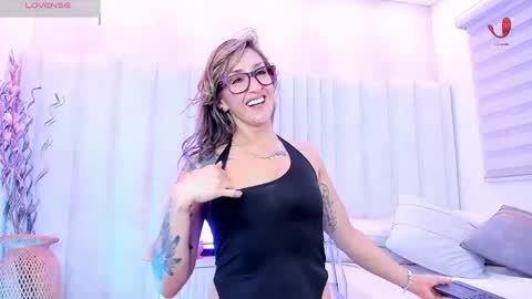 Snapshot of im_helina chatting on May 11, 2:45 pm Helina online show from May 11, 2:45 pm