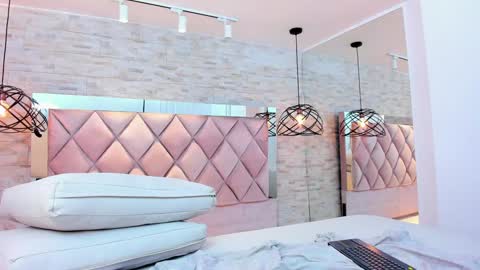 im mou  online show from January 24, 3:45 pm