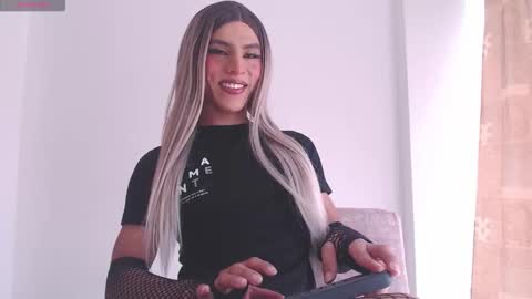 Snapshot of imdominique chatting on October 18, 3:02 pm online show from October 18, 3:02 pm