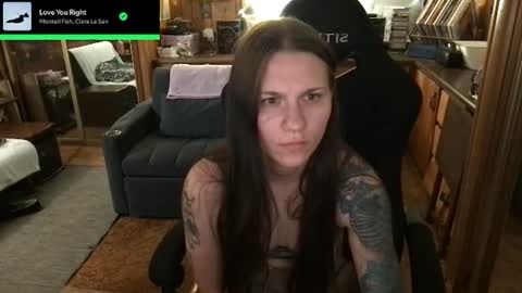 Snapshot of incognitoqueen chatting on August 3, 4:11 am Carter online show from August 3, 4:11 am