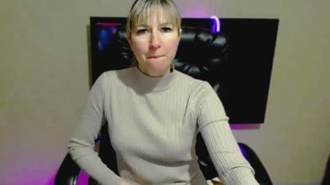 Snapshot of incredible_ariela chatting on December 2, 11:45 am incredible_ariela online show from December 2, 11:45 am