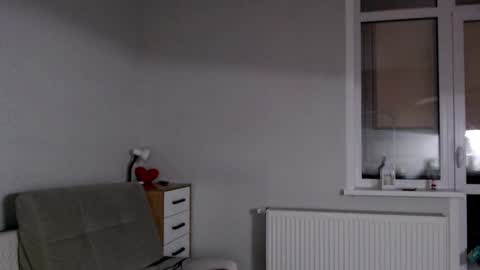 Della online show from December 8, 9:52 pm