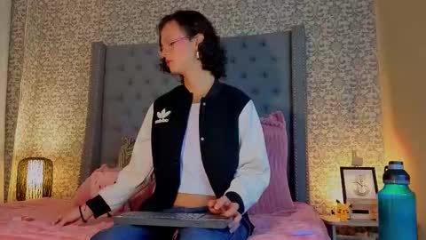 Snapshot of indi_rave chatting on February 6, 1:25 pm INDI online show from February 6, 1:25 pm