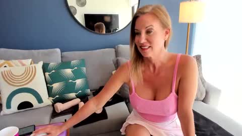 Snapshot of indianacooper chatting on September 29, 3:39 pm IndianaCooper - Showtimes - Mon-Fri 12pm and 930PM CST SatSun 930pm CST online show from September 29, 3:39 pm