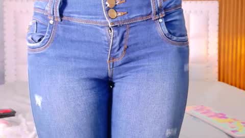 LITTLE AINHOA  online show from October 29, 7:37 pm