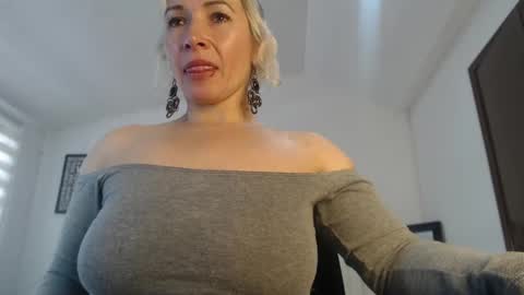 Snapshot of ingridbergman chatting on February 20, 1:30 pm online show from February 20, 1:30 pm