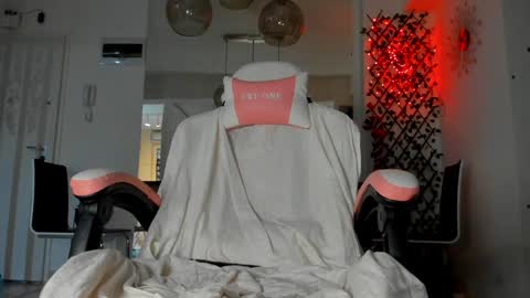 Ir s room online show from December 18, 4:28 pm