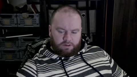 Snapshot of irishdaddy24 chatting on December 7, 9:44 pm twitter theirishman205 online show from December 7, 9:44 pm