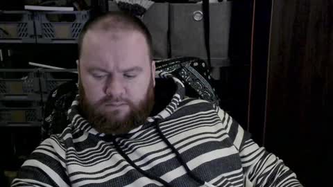 Snapshot of irishdaddy24 chatting on December 19, 5:40 pm twitter theirishman205 online show from December 19, 5:40 pm