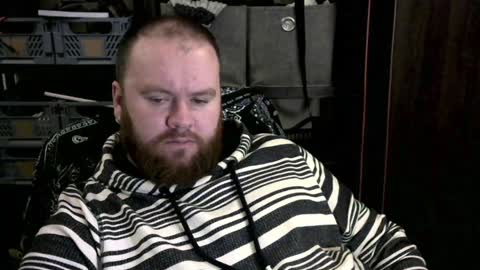 Snapshot of irishdaddy24 chatting on December 19, 10:21 pm twitter theirishman205 online show from December 19, 10:21 pm