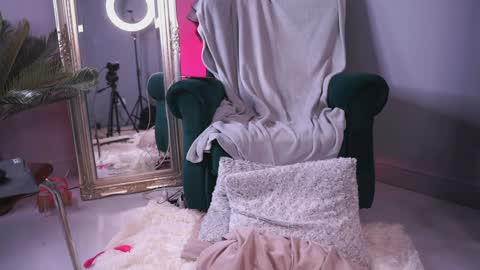 Snapshot of irisreynolds chatting on December 30, 3:25 am Maria online show from December 30, 3:25 am