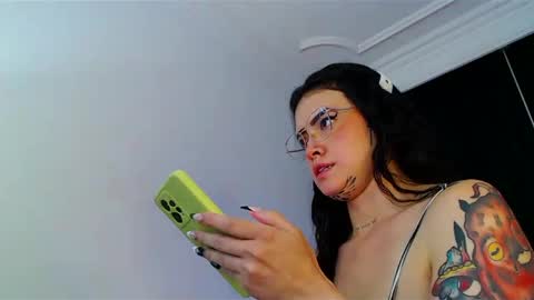 Snapshot of isa_maiden_ chatting on February 6, 2:33 am online show from February 6, 2:33 am