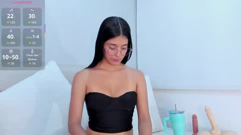 Snapshot of isa_queenn chatting on December 1, 9:53 pm ISA online show from December 1, 9:53 pm