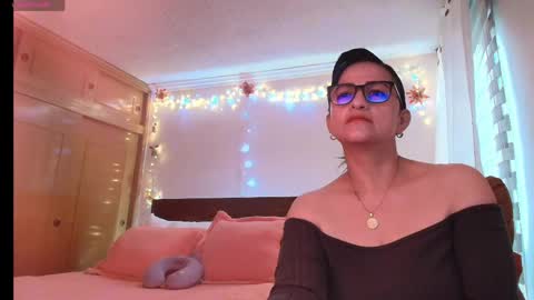 Snapshot of isabeel_sofia01 chatting on May 17, 11:39 am Isabeel Sofia online show from May 17, 11:39 am
