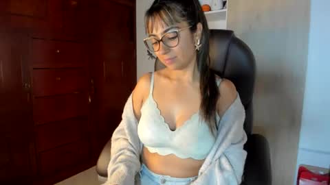 Isabella22 1 online show from February 25, 2:54 am