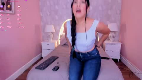 Snapshot of isabella__milf chatting on April 29, 7:09 pm isabella__milf online show from April 29, 7:09 pm