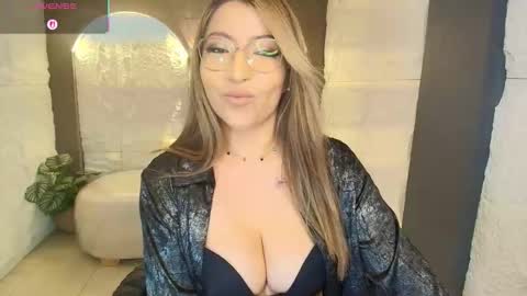 Snapshot of isabella__r chatting on February 2, 1:32 pm Isa online show from February 2, 1:32 pm