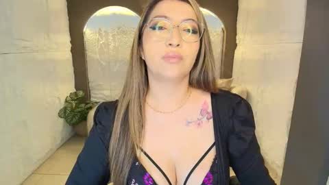 Snapshot of isabella__r chatting on February 4, 1:06 pm Isa online show from February 4, 1:06 pm