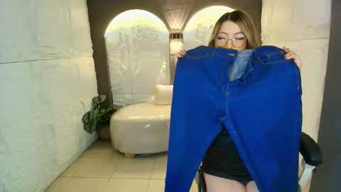 Snapshot of isabella__r chatting on February 13, 1:40 pm Isa online show from February 13, 1:40 pm
