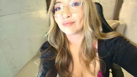 Snapshot of isabella__r chatting on March 18, 5:05 pm Isa online show from March 18, 5:05 pm