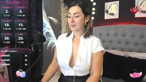Snapshot of isabella_lt chatting on February 25, 8:19 pm online show from February 25, 8:19 pm