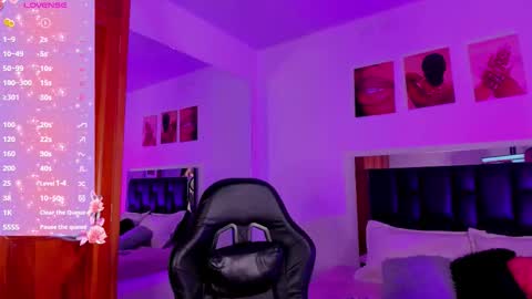 Snapshot of isabella_moon9 chatting on February 24, 12:14 pm Isabella Moon9 online show from February 24, 12:14 pm